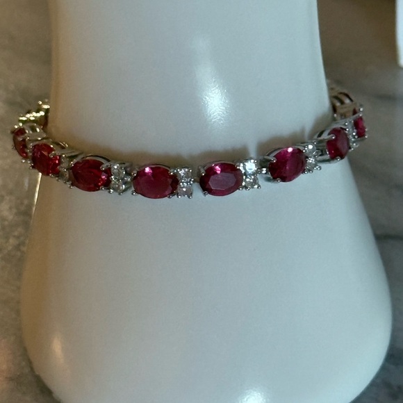 NWOT Elegant Women’s Synthetic Cubic Zirconia Red Color Bracelet SilverTone 7.6” - Picture 3 of 13